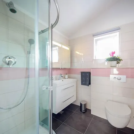 Sleeps 7 With Pool Air Con And Wifi Sutivan