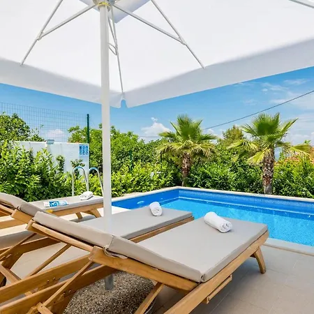 Sleeps 7 With Pool Air Con And Wifi *