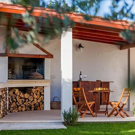 Willa Sleeps 7 With Pool Air Con And Wifi