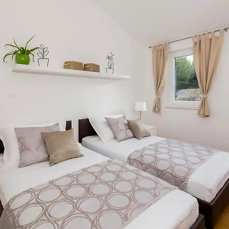 Willa Sleeps 7 With Pool Air Con And Wifi *