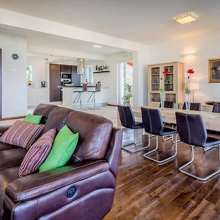 Sleeps 7 With Pool Air Con And Wifi Willa *