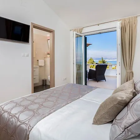 Sleeps 7 With Pool Air Con And Wifi Willa Sutivan