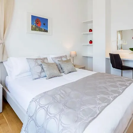Sleeps 7 With Pool Air Con And Wifi *
