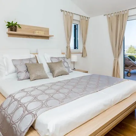 Sleeps 7 With Pool Air Con And Wifi Willa *