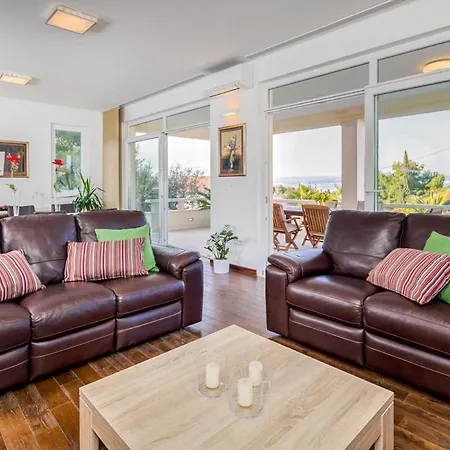 Sleeps 7 With Pool Air Con And Wifi * Sutivan