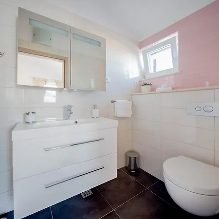 Sleeps 7 With Pool Air Con And Wifi Sutivan