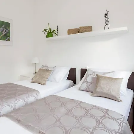 Sleeps 7 With Pool Air Con And Wifi Sutivan