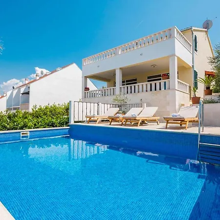 Sleeps 7 With Pool Air Con And Wifi Villa