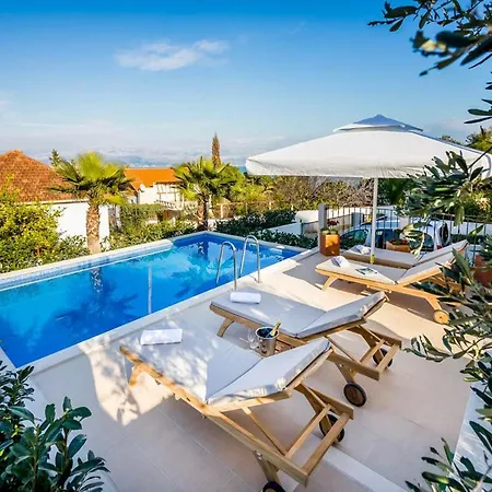 Villa Sleeps 7 With Pool Air Con And Wifi *