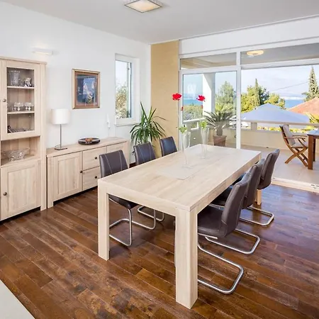 Sleeps 7 With Pool Air Con And Wifi Villa