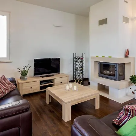 Sleeps 7 With Pool Air Con And Wifi Villa *