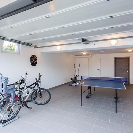 Sleeps 7 With Pool Air Con And Wifi * Sutivan