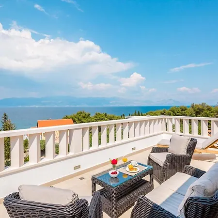 Sleeps 7 With Pool Air Con And Wifi * Sutivan